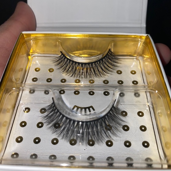 Lashes - Picture 3 of 10